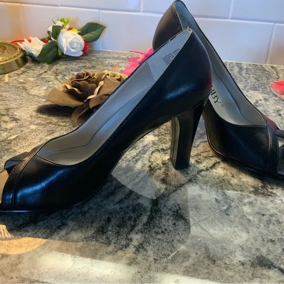 Ladies black high heels by spasm and Libby. Size 6M - Picture 3 of 6